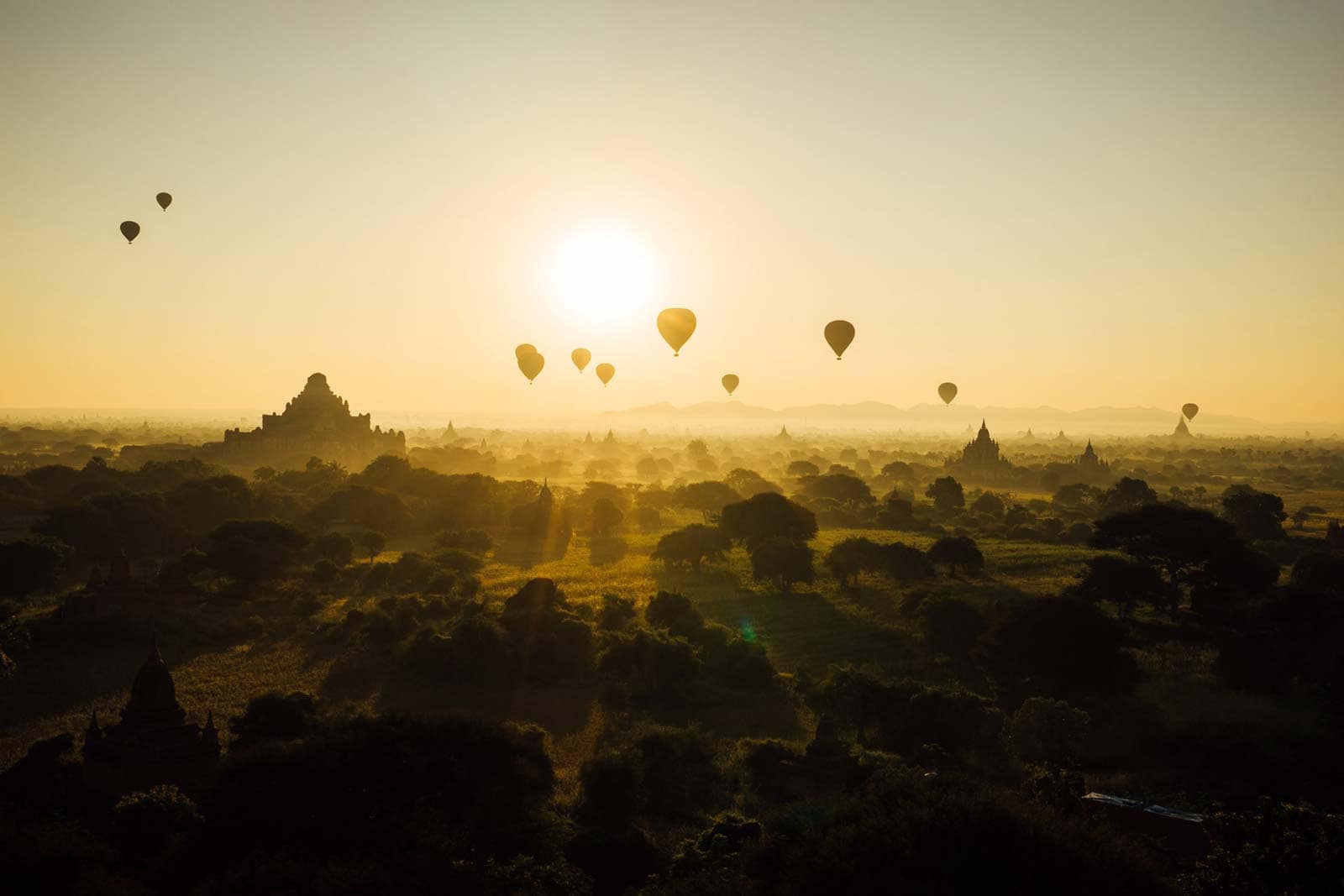 Bagan Myanmar Ballonfahrt Goldenes Licht